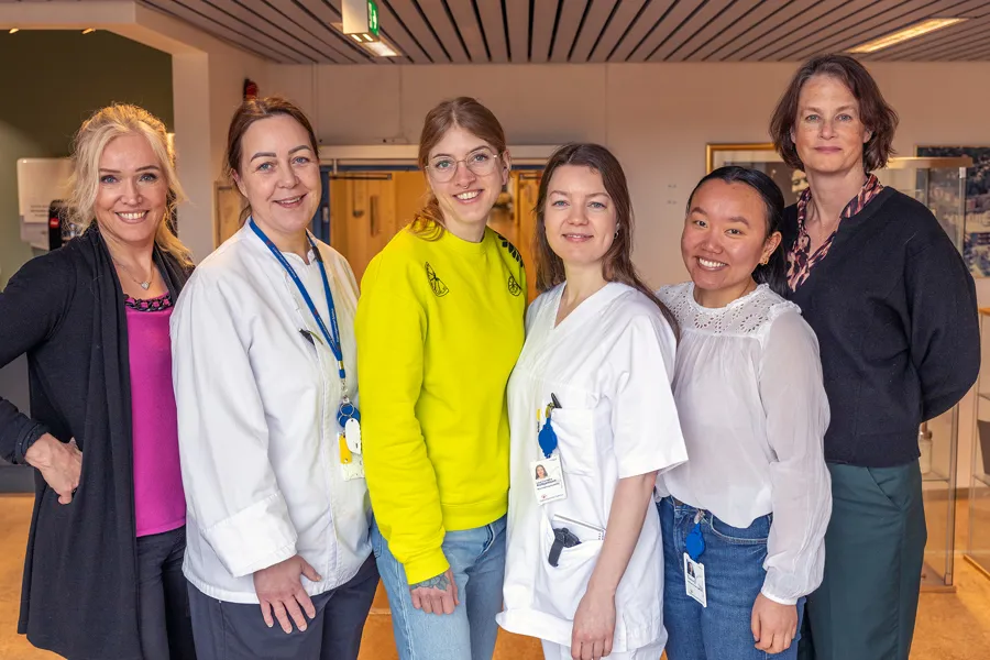 En gruppe kvinner som poserer for et bilde