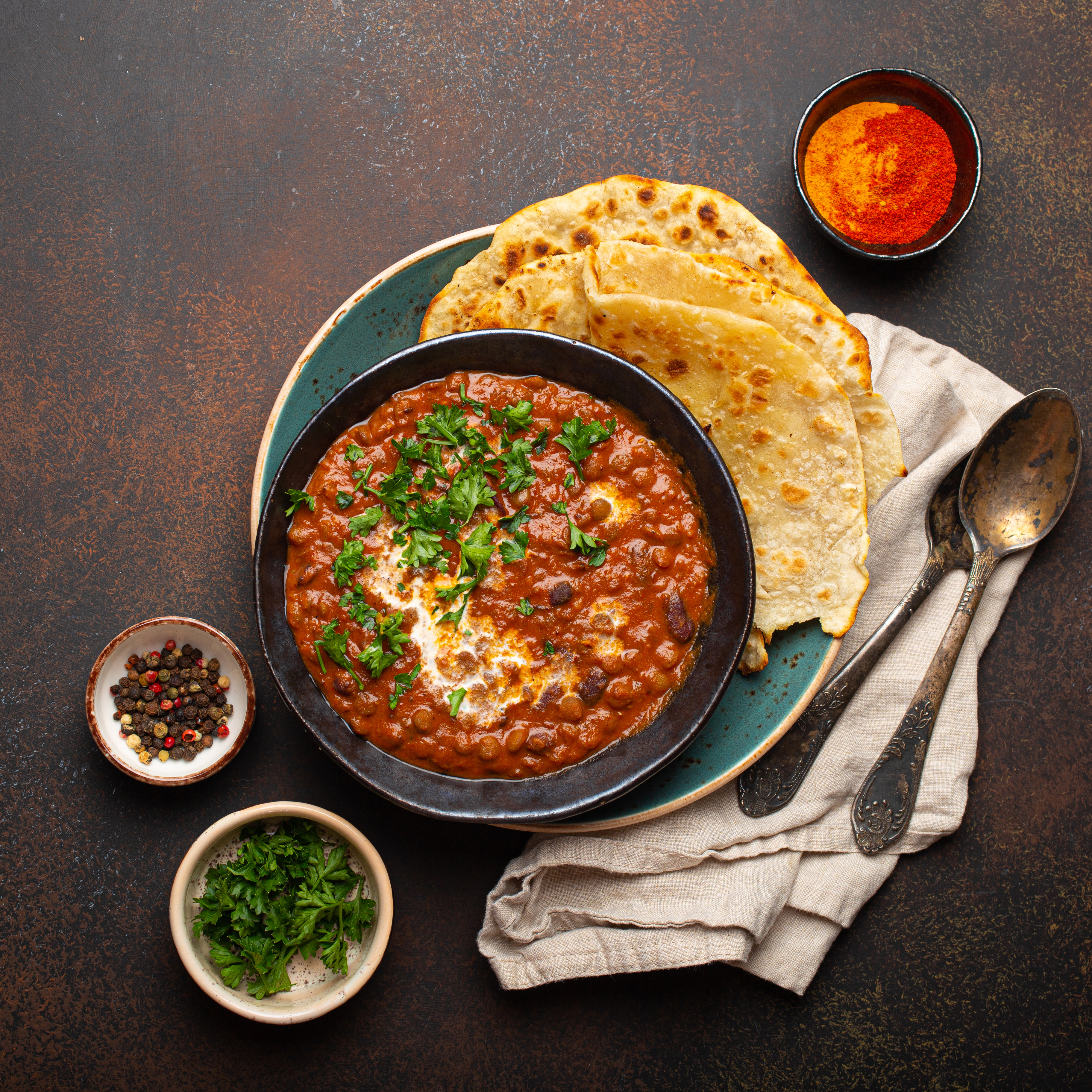 bolle med mat, brød og bestikk ved siden av