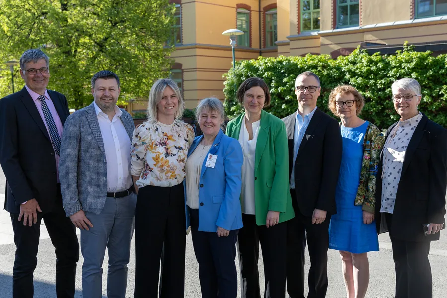 En gruppe mennesker som poserer for et bilde