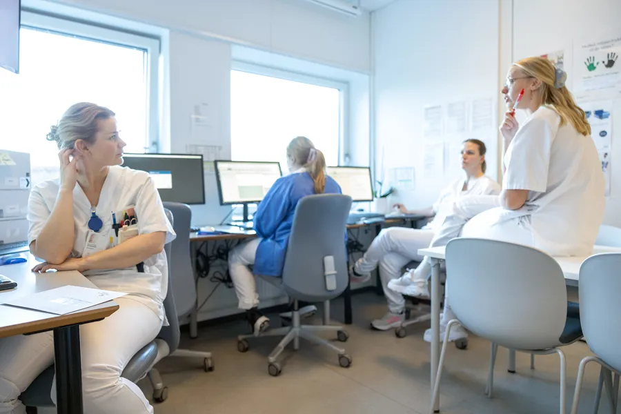 En gruppe personer i et rom