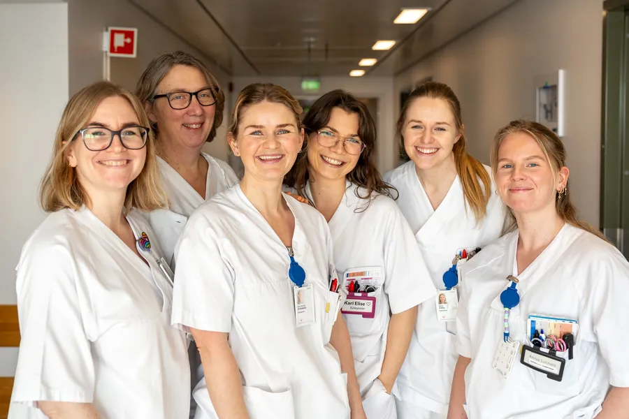 En gruppe kvinner iført hvite laboratoriefrakker