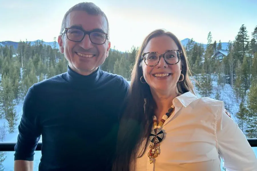 En mann og kvinne som smiler