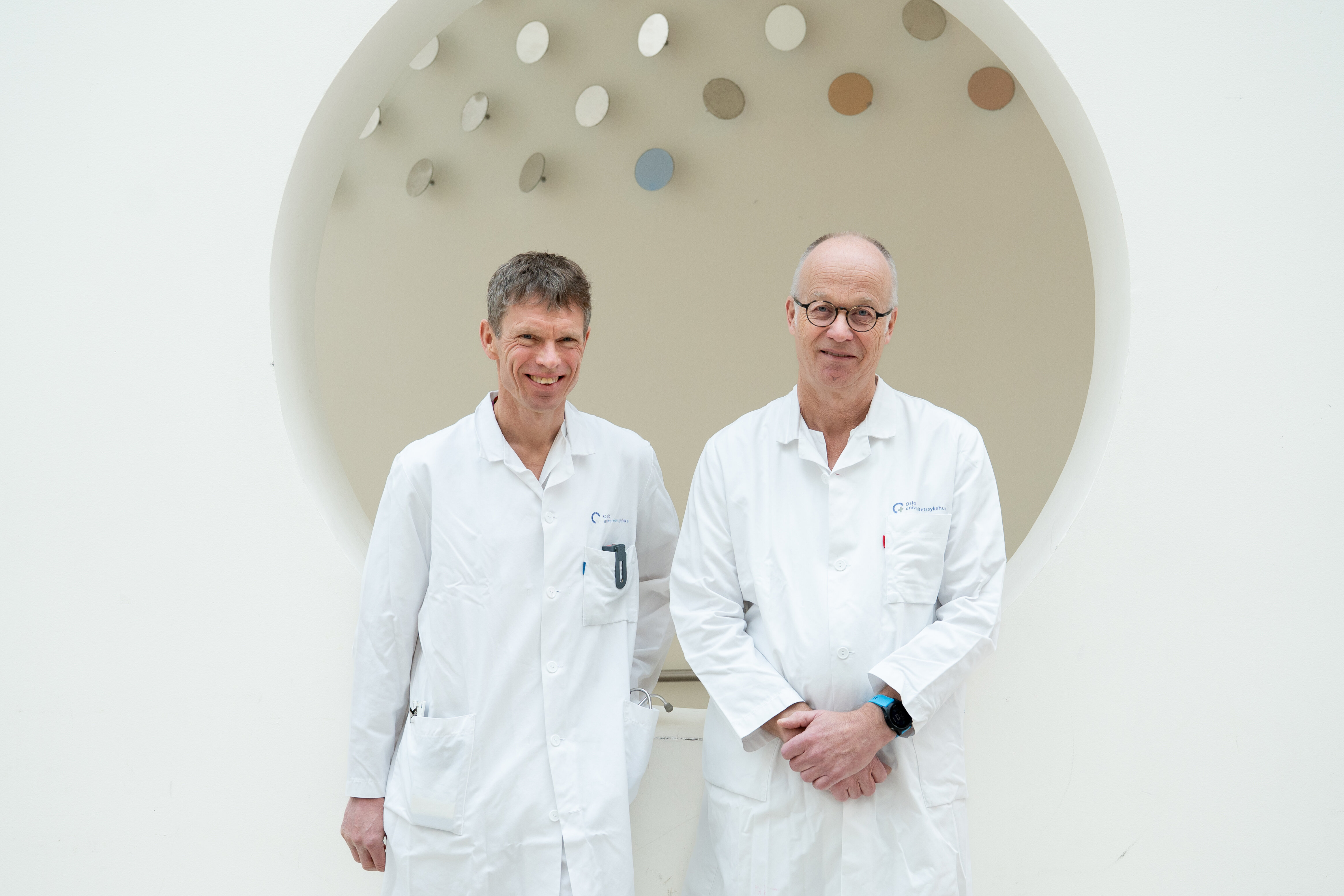 Et par menn i hvite laboratoriefrakker