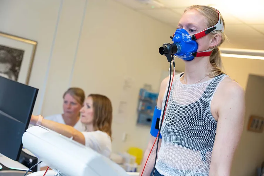 En person iført en hvit kjole og et kamera på hodet