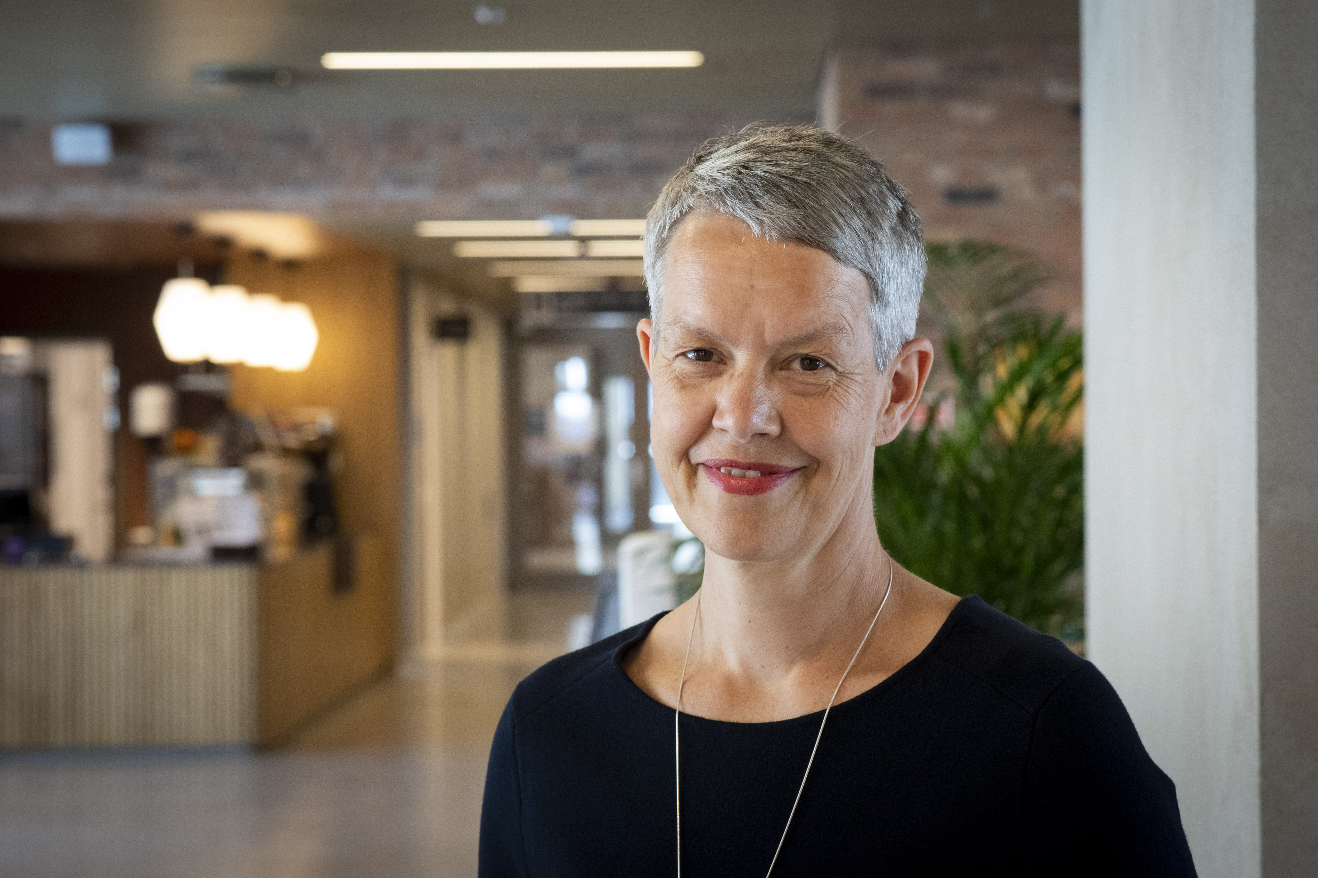 En person som smiler til kameraet