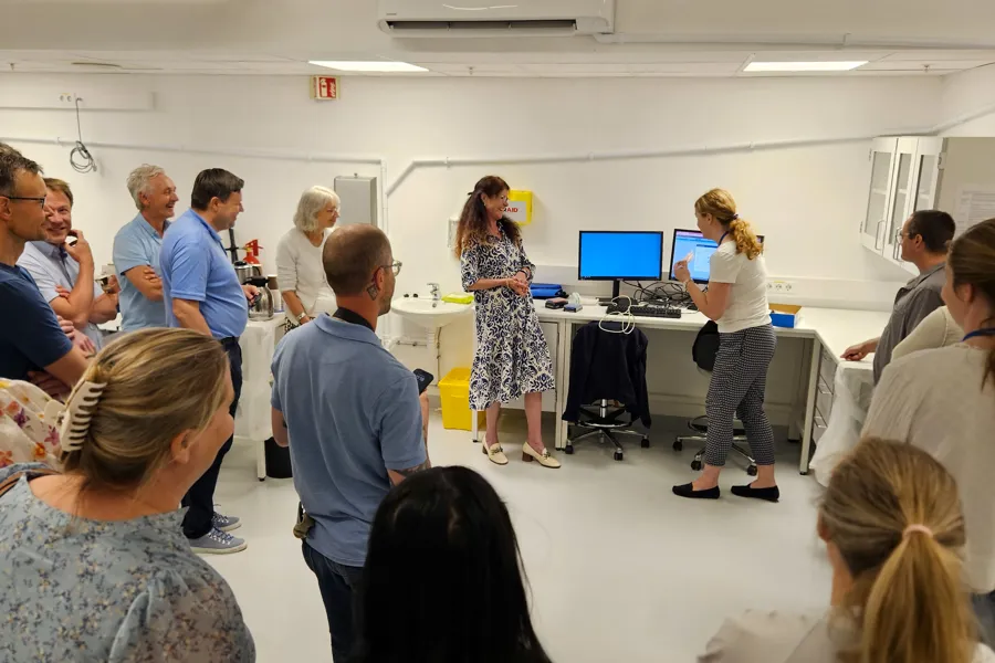En gruppe personer i et rom