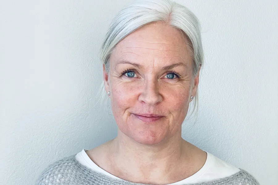 En person med hvitt hår