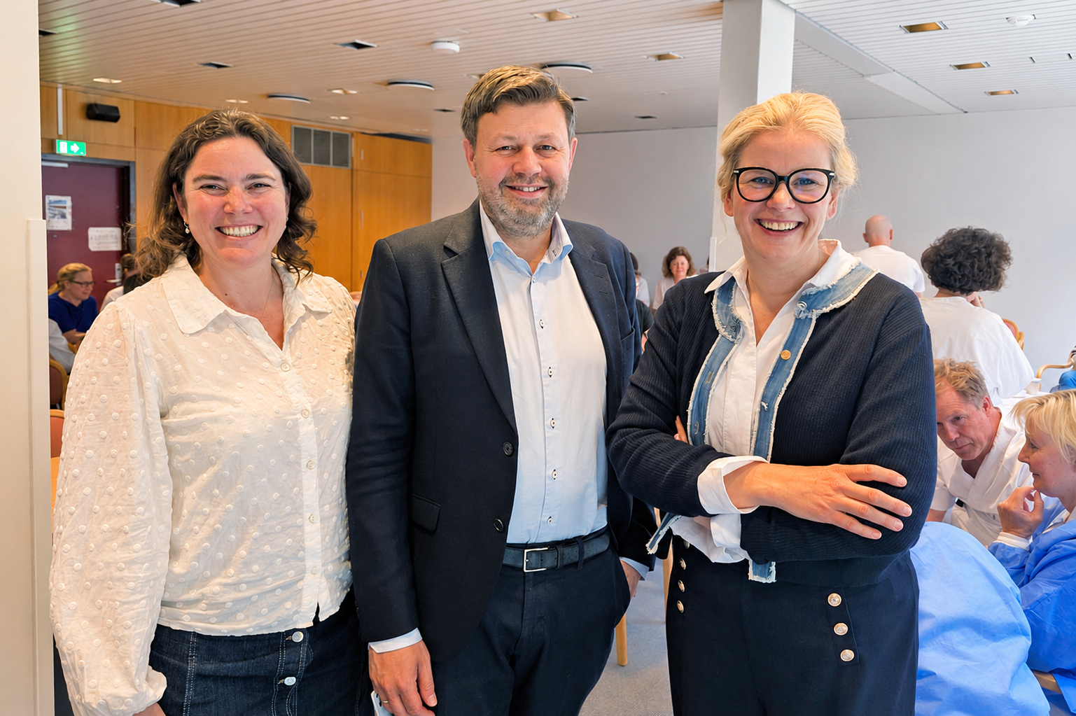 En gruppe mennesker som poserer for et bilde