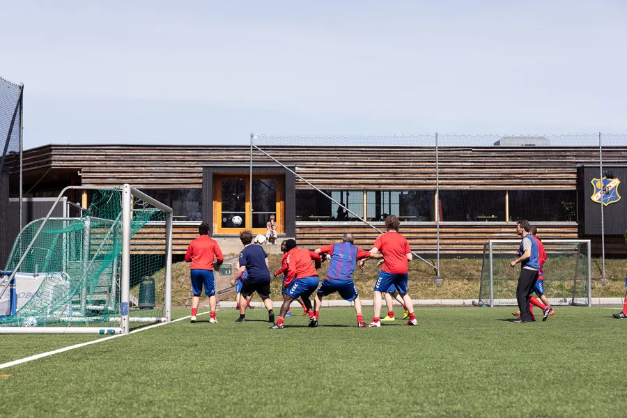 En gruppe mennesker som spiller fotball