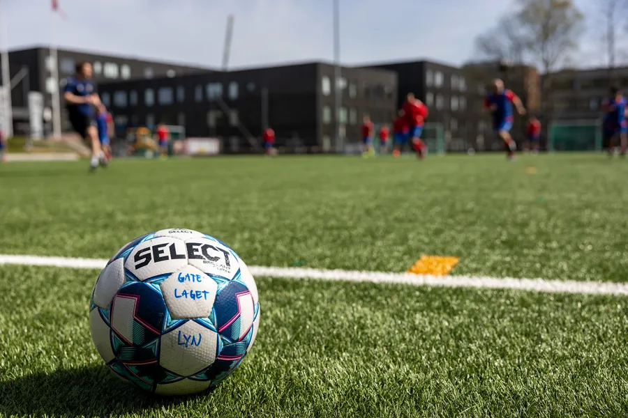 En fotball på en bane