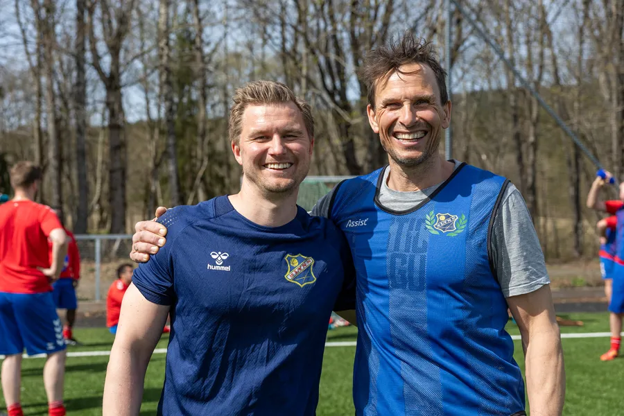 To menn i blå skjorter