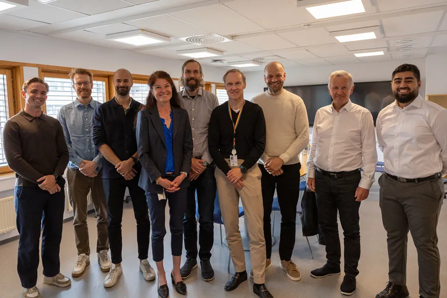 En gruppe mennesker som poserer for et bilde