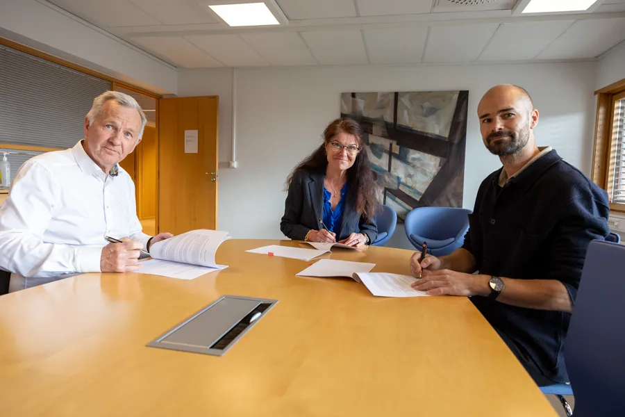 En gruppe mennesker som sitter ved et bord