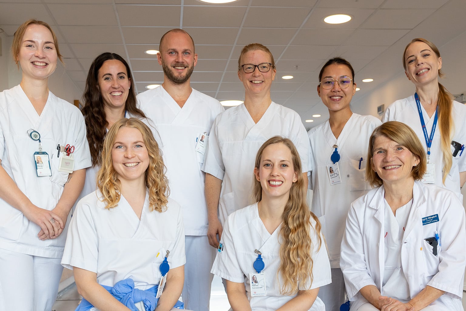 En gruppe mennesker iført hvite laboratoriefrakker og merke