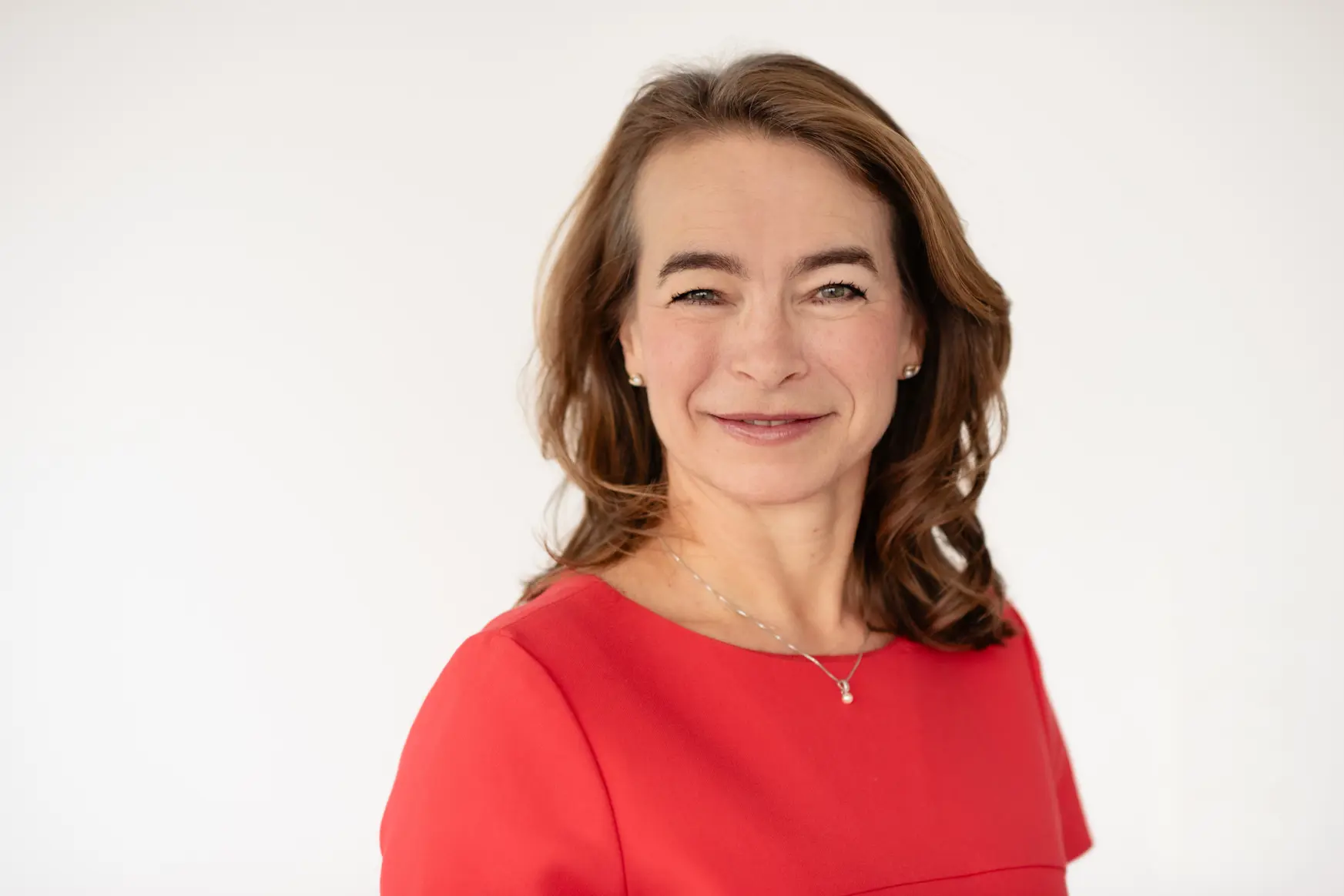 En kvinne iført rød skjorte