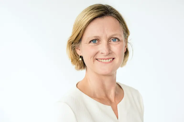 En kvinne med blå øyne