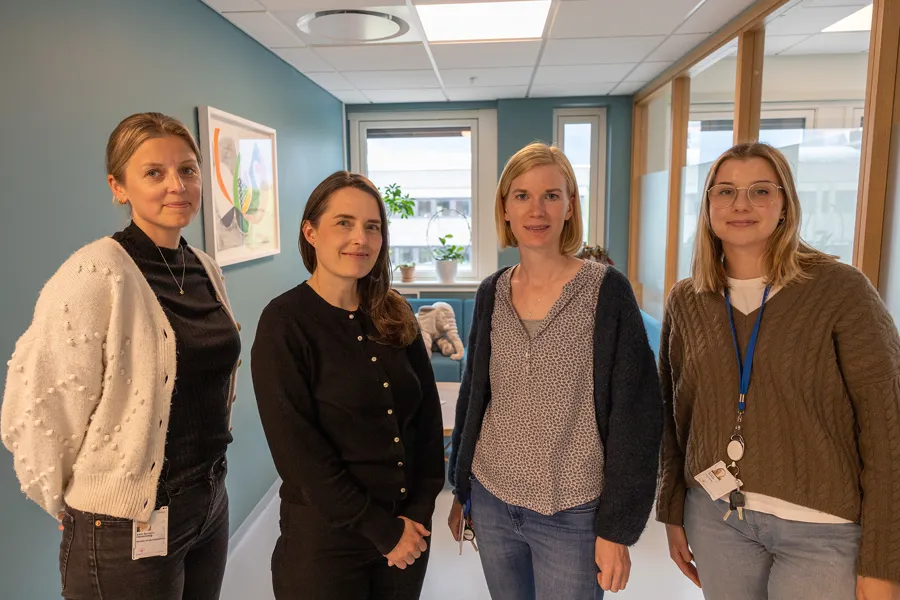 En gruppe kvinner som poserer for et bilde