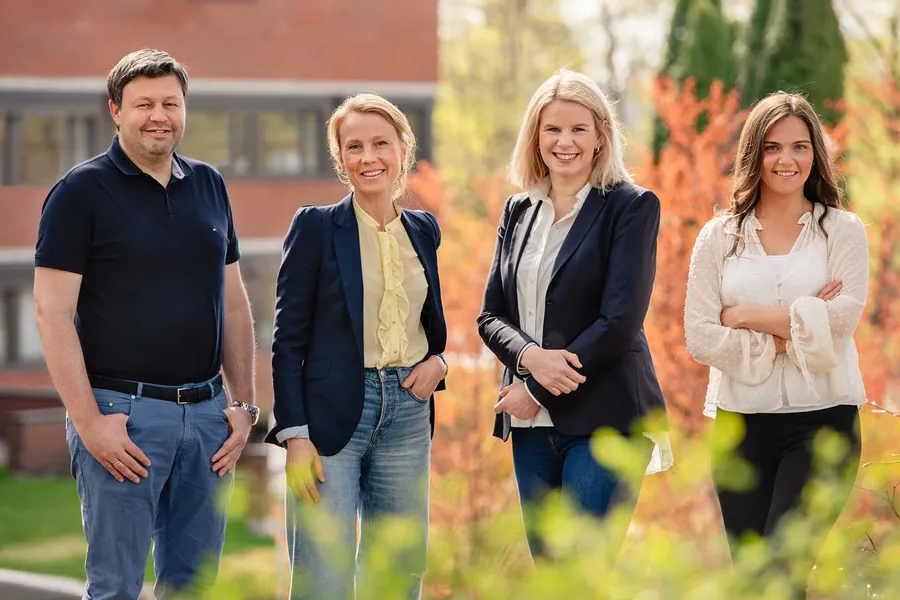En gruppe mennesker som går
