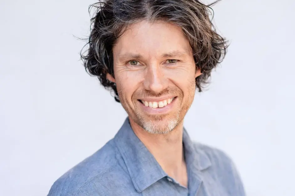 En mann med skjegg som smiler