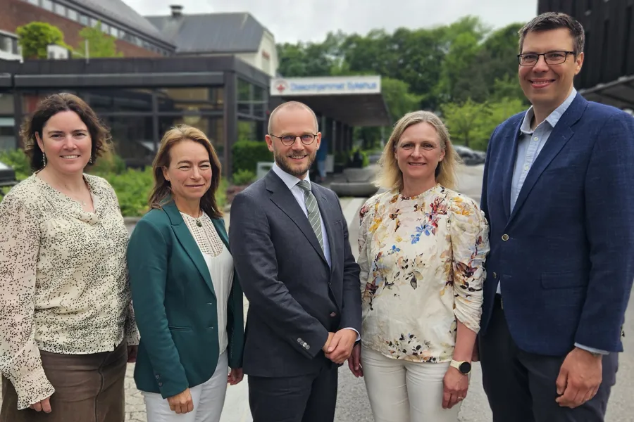 En gruppe mennesker som poserer for et bilde