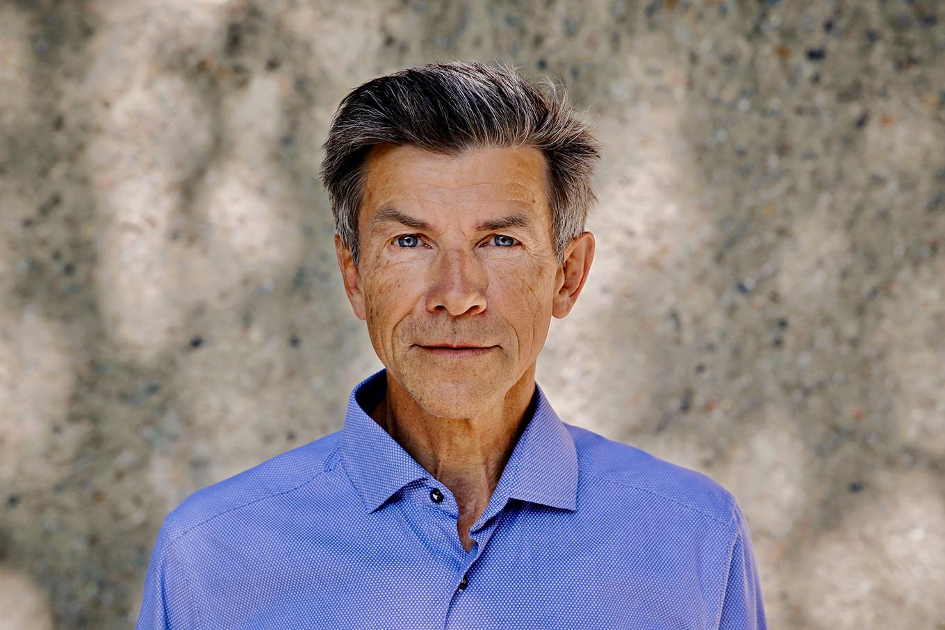 En mann i blå skjorte