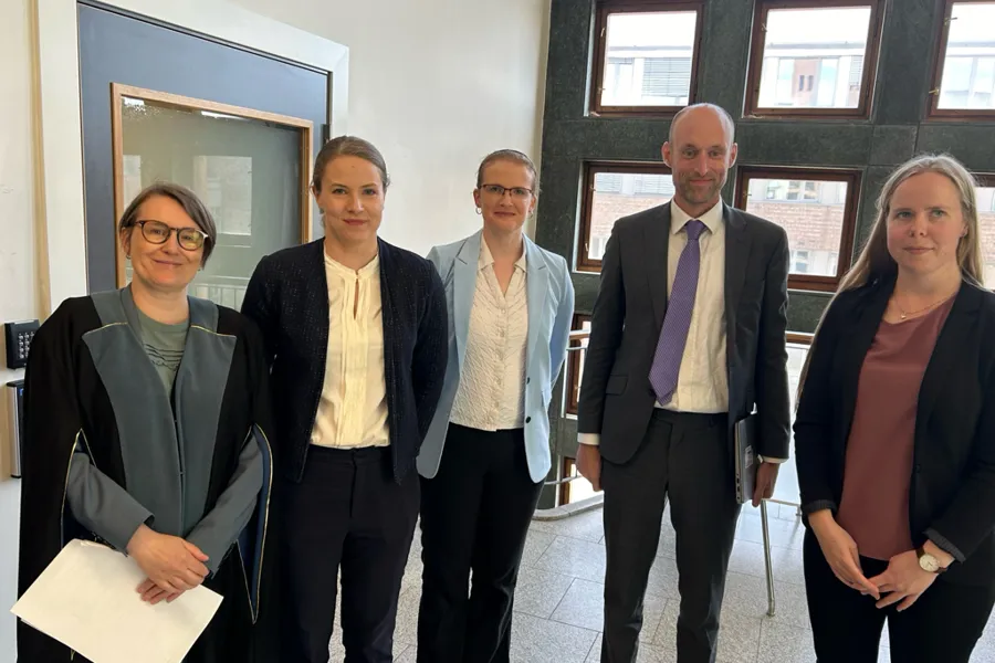 En gruppe mennesker som poserer for et bilde