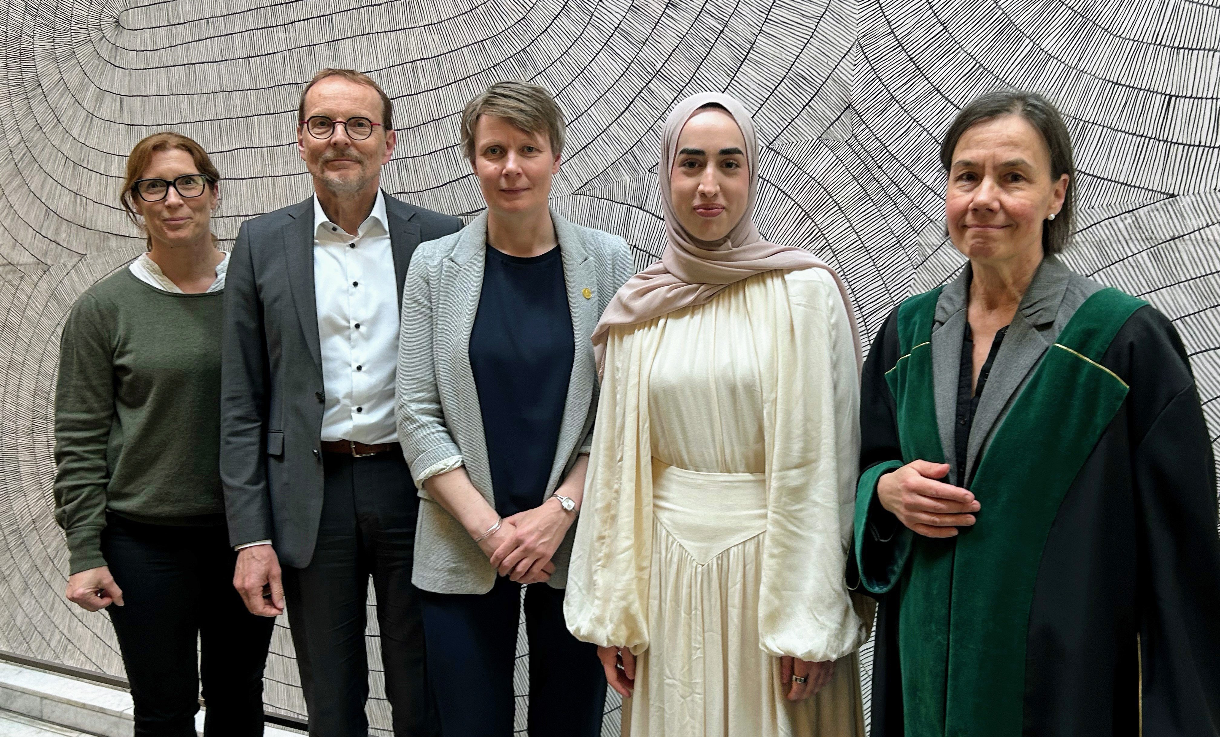 En gruppe mennesker som poserer for et bilde