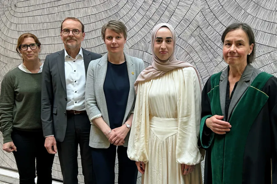En gruppe mennesker som poserer for et bilde