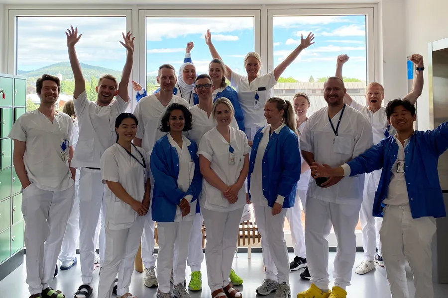 En gruppe mennesker som poserer for et bilde