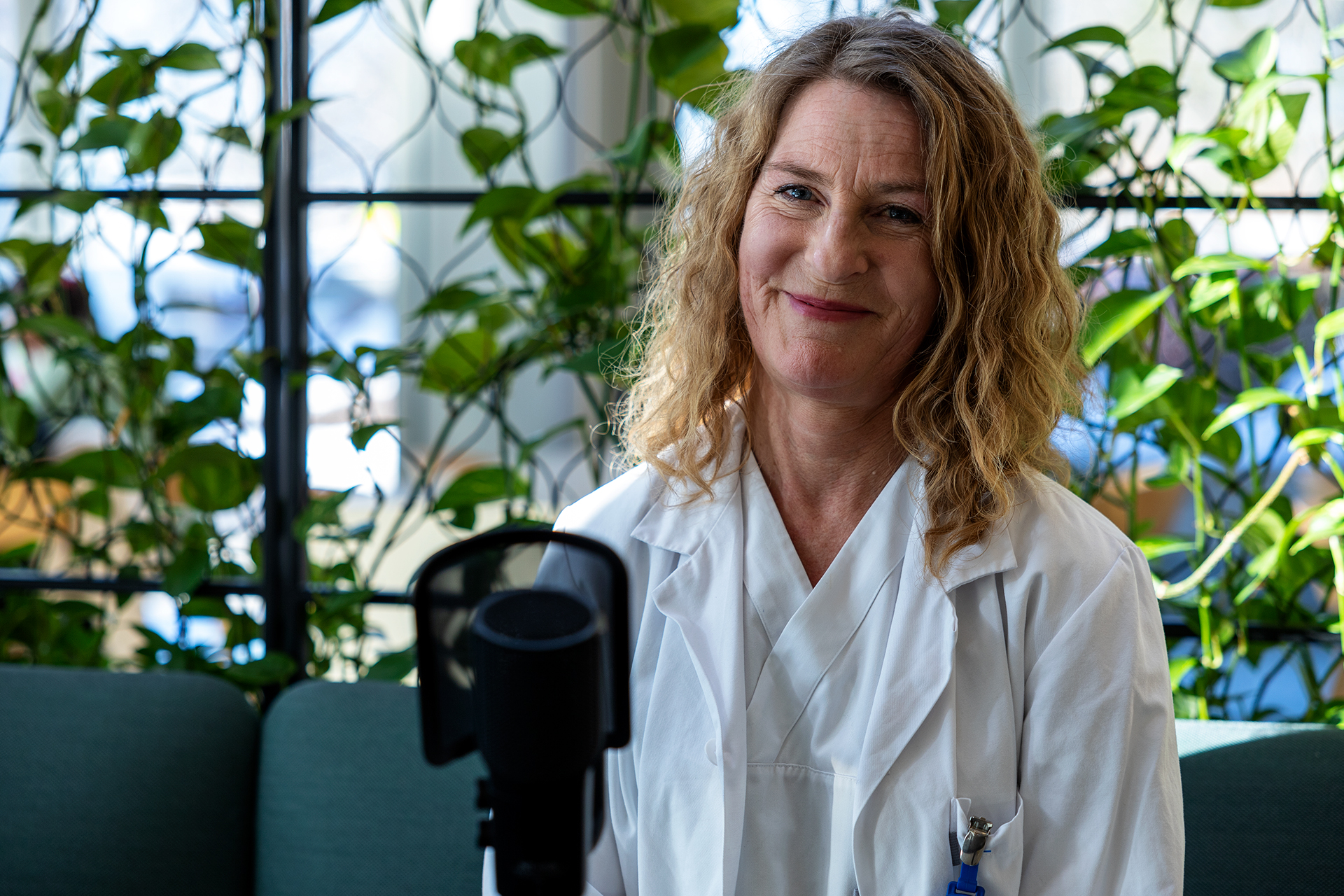 En person som sitter i en stol