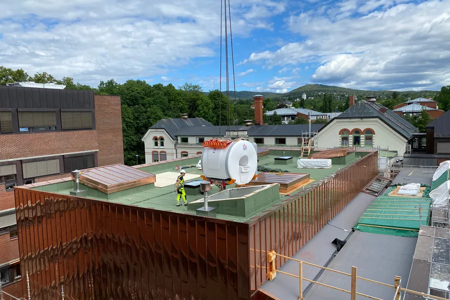 En gruppe hus med en parabolantenne på toppen