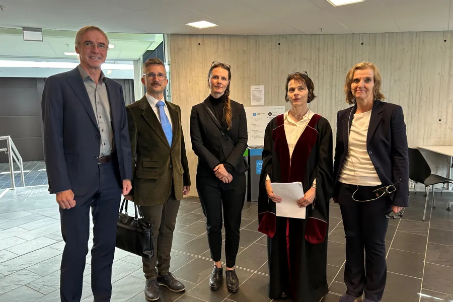 En gruppe mennesker som poserer for et bilde