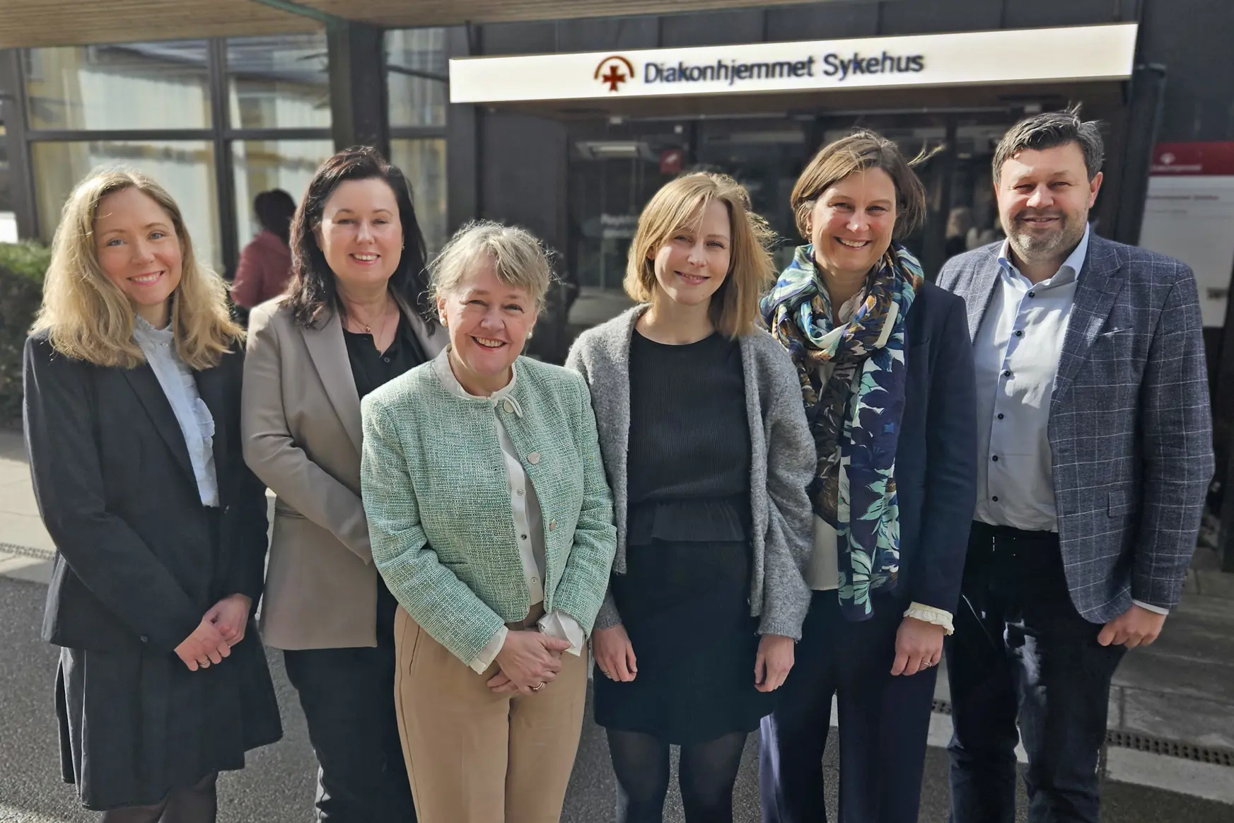 En gruppe mennesker som poserer for et bilde