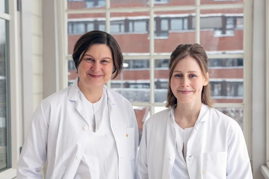 Et par kvinner i hvite frakker