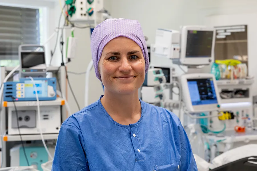 En person iført en blå skjorte