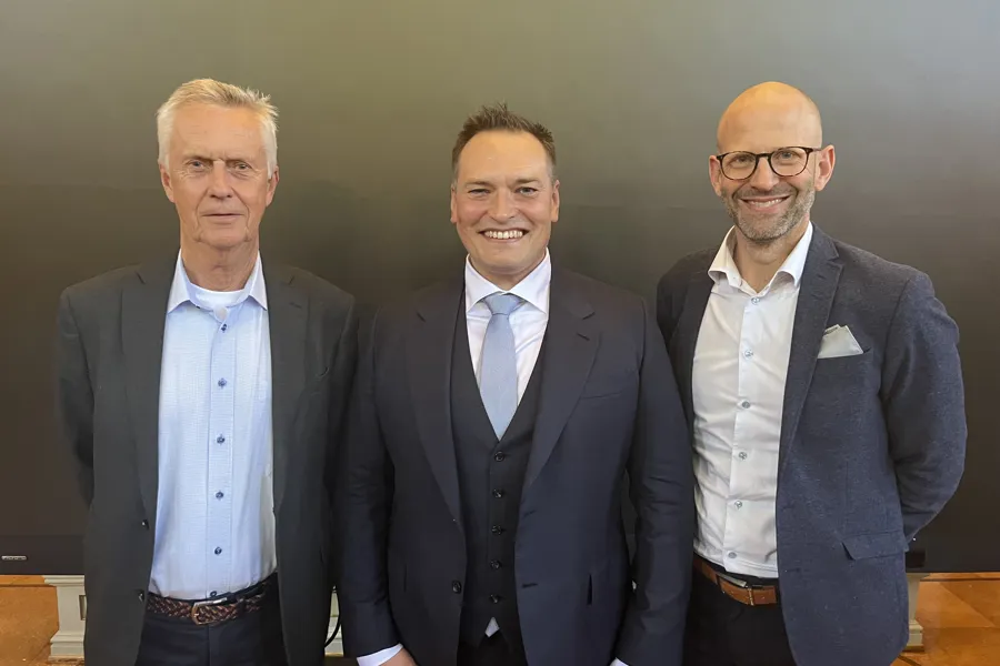 En gruppe menn i dress