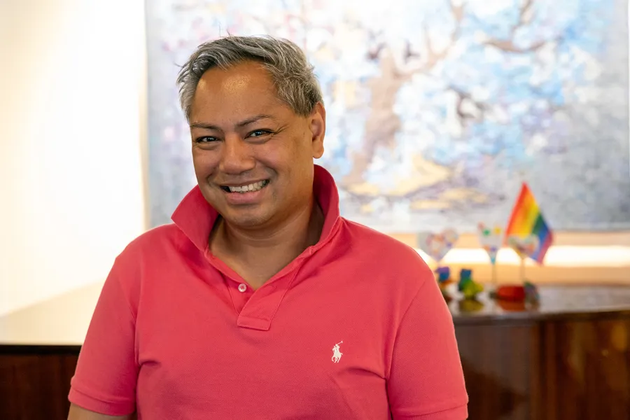 En person som smiler for kameraet