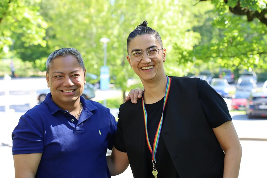 To menn som står sammen