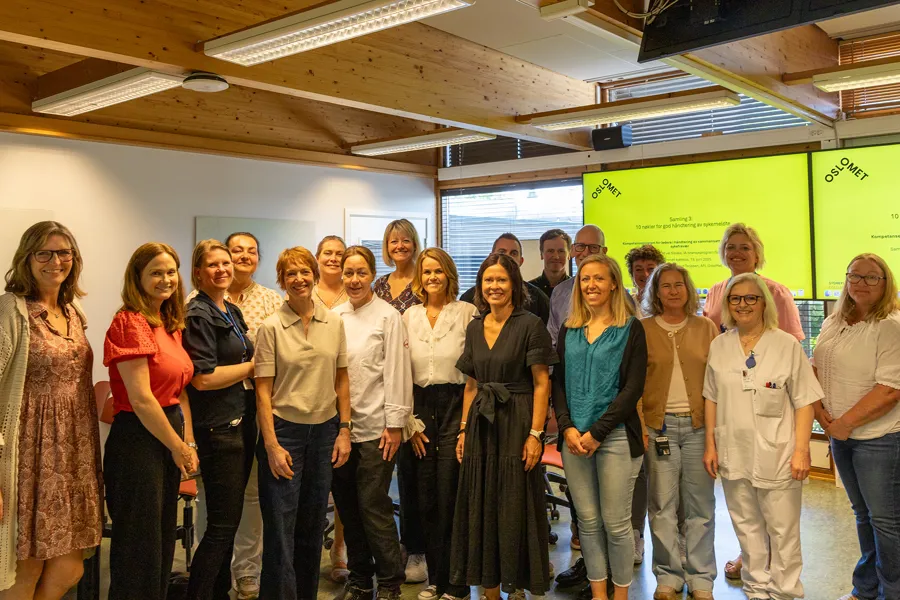 En gruppe mennesker som poserer for et bilde