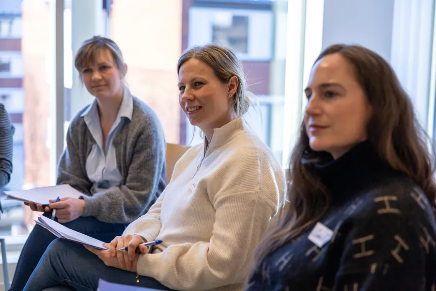 Noen få kvinner som sitter og snakker