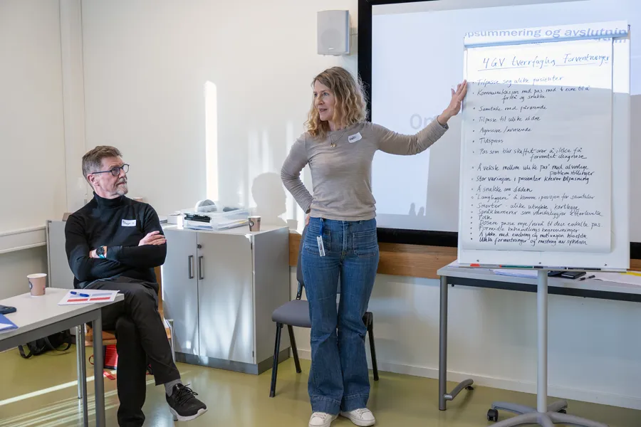 En person som står foran en tavle