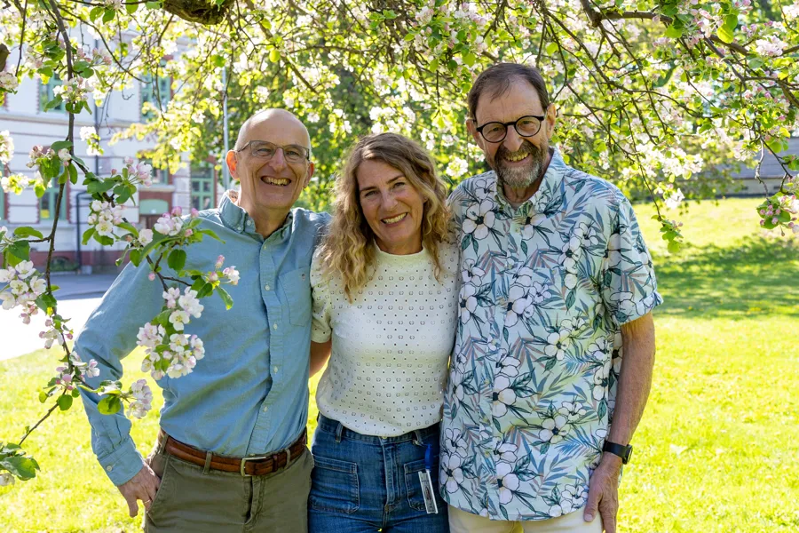 En gruppe mennesker som poserer for et bilde