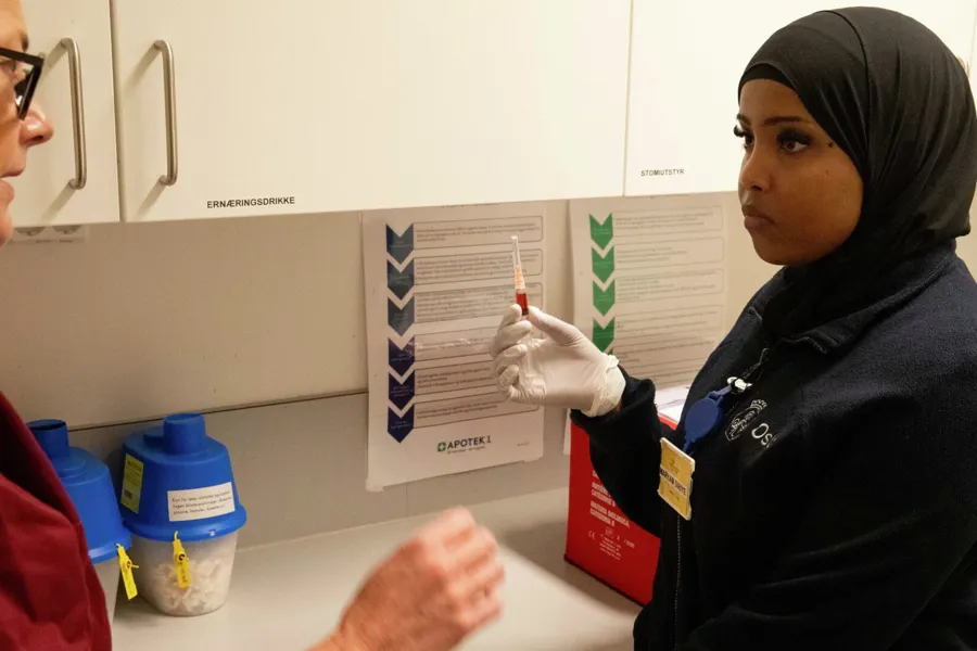 En mann og en kvinne i et laboratorium