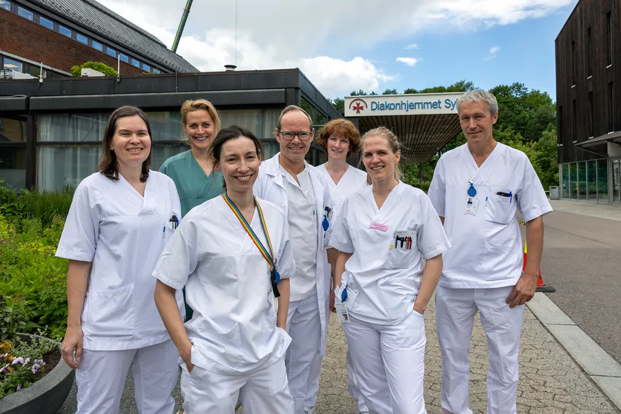 En gruppe mennesker som poserer for et bilde