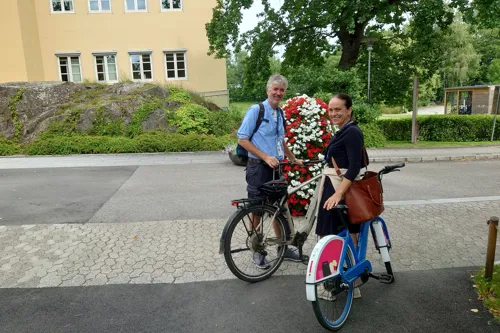En mann og kvinne på sykler