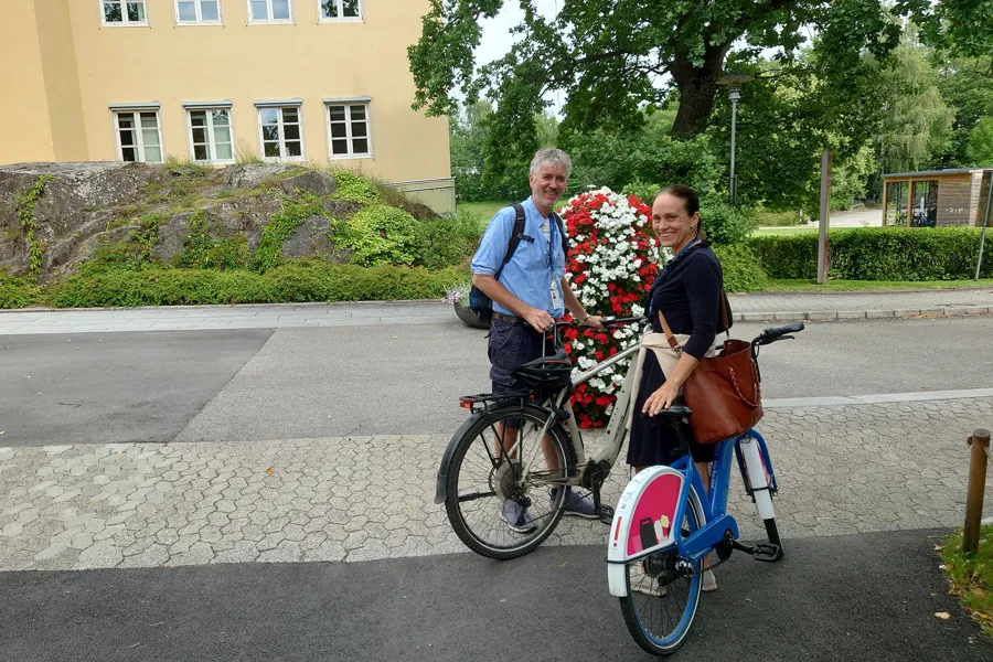 En mann og kvinne på sykler