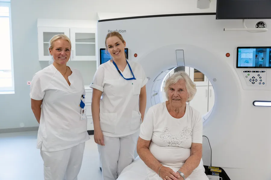 En gruppe kvinner i hvite laboratoriefrakker