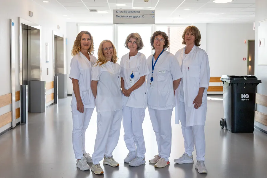 En gruppe kvinner i hvite laboratoriefrakker