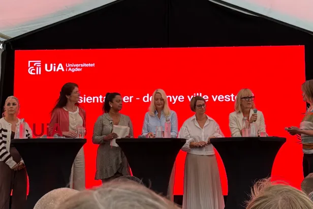 En gruppe kvinner som står på et podium