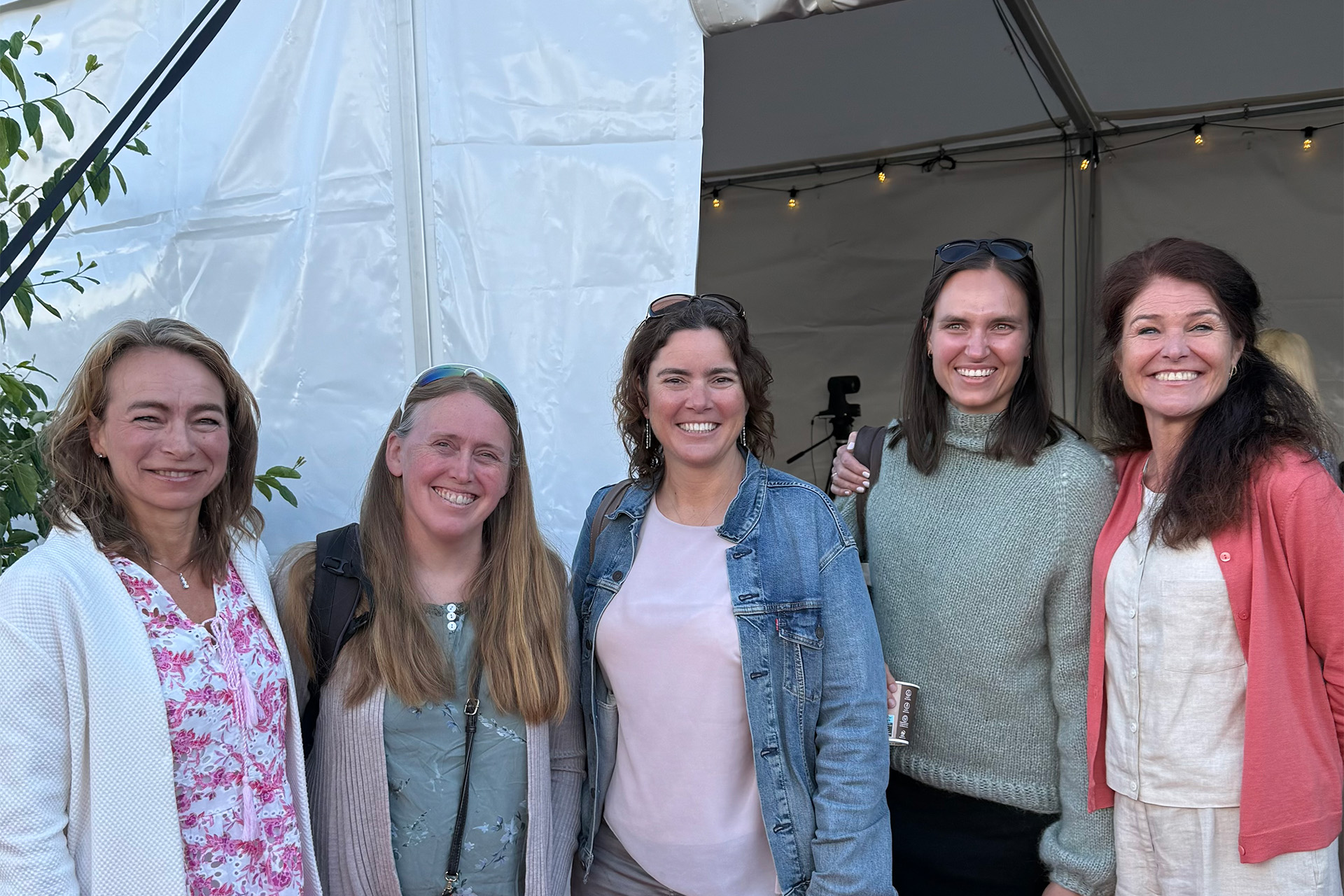 En gruppe kvinner som smiler